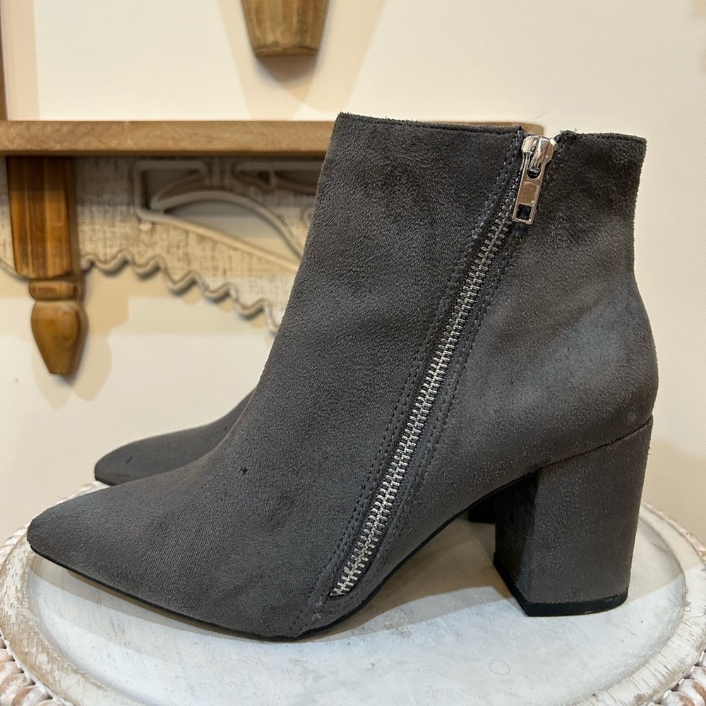 Wild Diva Grey Suede Ankle Boots With Outside Zippers Size 7.5